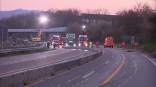 Zerstörte Autobahnbande auf der A1