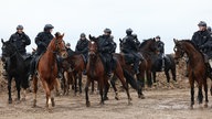 Berittene Polizei im besetzten Braunkohleort Lützerath