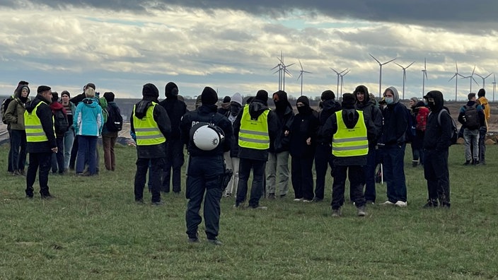 Aktivisten diskutieren mit RWE-Mitarbeitern