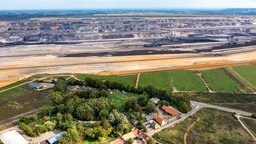 Der Braunkohletagebau hat sich bis an die Häuser von Lützerath herangearbeitet