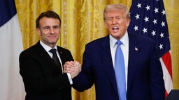 Frankreichs Präsident Emmanuel Macron (links) und US-Präsident Donald Trump schütteln sich in Washington die Hände.