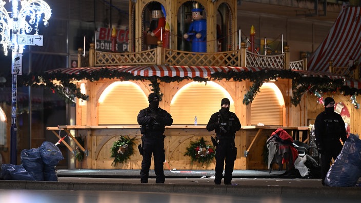 Die Polizei auf dem Weihnachtsmarkt in Magdeburg im Einsaz