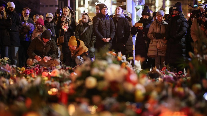 Blumen und Kerzen am Tatort: dem Magdeburger Weihnachtsmarkt