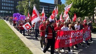 Menschen demonstrieren am Tag der Arbeit in Gelsenkirchen.