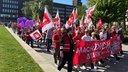 Menschen demonstrieren am Tag der Arbeit in Gelsenkirchen.