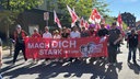 Menschen demonstrieren am Tag der Arbeit in Gelsenkirchen.