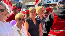 Menschen demonstrieren am Tag der Arbeit in Gelsenkirchen. | Bildquelle: WDR/ Cedric Pelka Menschen demonstrieren am Tag der Arbeit in Gelsenkirchen.