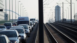 Fahrzeuge stauen sich auf der Deutzer Brücke