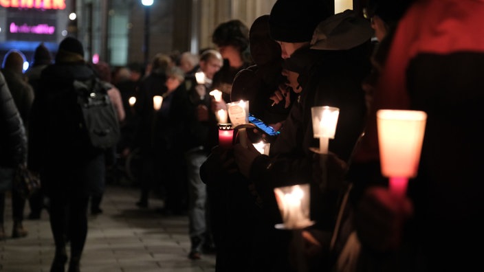  Sachsen-Anhalt, Magdeburg: Menschenkette zum Gedenken an die Opfer und Betroffenen des Anschlags auf dem Magdeburger Weihnachtsmarkt.