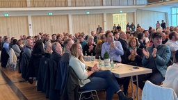 Die CDU-Parteimitglieder applaudieren auf der Versammlung in der Stadthalle Schmallenberg