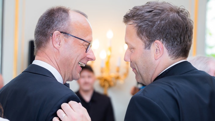 Merz und Klingbeil unterhalten sich im Hotel Adlon bei den Sondierungen