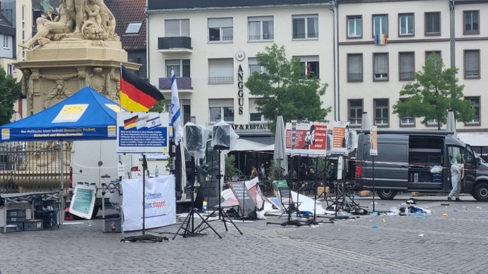 Mitarbeiter der Spurensicherung und Polizei sind nach einer Messerattacke auf dem Mannheimer Marktplatz im Einsatz