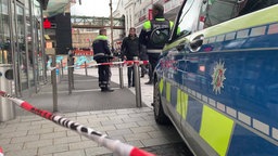 Polizisten vor den City-Arkaden in Wuppertal