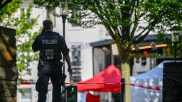 Ein polizist steht vor einer Bühne des Stadtfests in Solingen