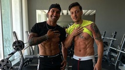 Alper Aksac und Mesut Özil im Fitnessstudio