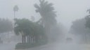 Ein Fahrzeug des Sheriffs von Lee County patrouilliert durch die Straßen von Cape Coral, Florida, während starker Regen vor dem Hurrikan Milton fällt.