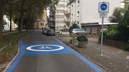 Fahrradstraße, Straße mit blauer Markierung, weißem Kreis und Fahrrad-Icon