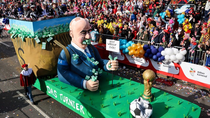 Der Mottowagen "Das Turnier", dem Motto der Session von 1840, mit einer Darstellung von FIFA-Präsident Gianni Infantino fährt im Festumzug mit. 