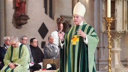 Bischof Felix Genn leitet vor dem Altar die Messe im Paulus Dom