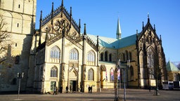 Am Eingang des Paulus Doms in Münster warten Soldatinnen und Soldaten auf den Start des Gottesdienstes. 