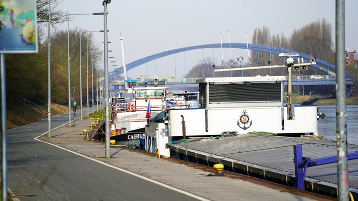 Frachtschiffe haben in langer Reihe vor der Schleuse Münster festgemacht. 