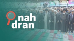 Das Bild zeigt die Särge der Menschen, die beim Hubschrauberabsturz im Iran ums Leben gekommen sind, dahinter beten hohe Politiker des Iran. 