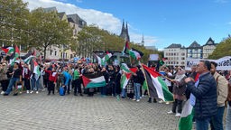 Demonstrierende einer Pro-Palästina-Demo am Heumarkt in Köln 