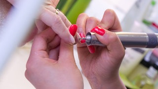 Erneuerung der Naturnagelverstärkung in einem Nagelstudio in Berlin