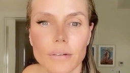 Model Heidi Klum zeigt eine Hälfte ihres Gesichts mit und eine Hälfte ohne Filter von Instagram