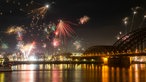 01.01.2023, Nordrhein-Westfalen, Köln: Feuerwerk steigt zum Jahreswechsel in den Nachthimmel