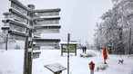 Winterberg: Ein verschneiter Wegweiser für Wanderer steht auf dem Kahlen Asten.