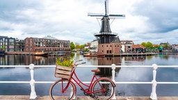 Ein Fahrrad steht an einer Gracht