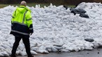 Gefüllte Sandsäcke liegen an einem Deich nahe der Weser