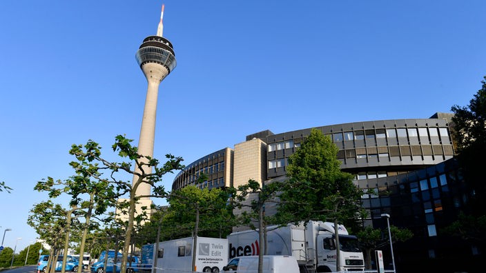 NRWs Landtagsgebäude und im Hintergrund ist der Düsseldorfer Fernsehturm zu sehen