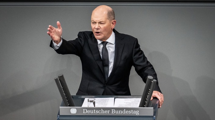 Bundeskanzler Olaf Scholz hält eine Rede im Bundestag