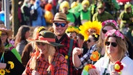 Feiernde Menschen beim Karneval in Olfen