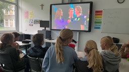 Schulpreis: 6. Klasse des Pius Gymnasiusms verfolgt die Vergabe im Livestream mit Popcorn 