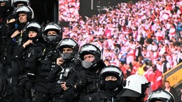 Einsatzkräfte der Polizei stehen  Stadion in Gelsenkirchen 