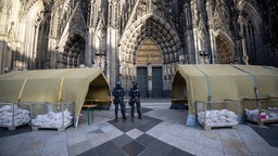 Köln: Vor dem Pontifikalamt im Kölner Dom zum Jahresabschluss wird das Domumfeld von Einsatzkräften der Polizei mit Maschinenpistolen stark bewacht.