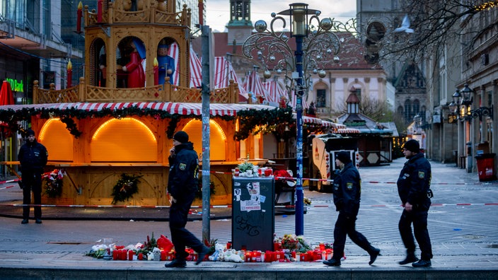 Polizisten gehen am Sonntagmorgen vor dem Magdeburger Weihnachtsmarkt