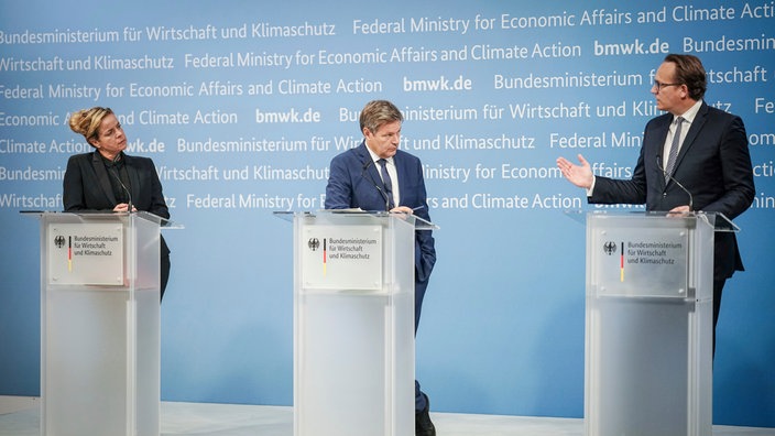 Robert Habeck (M, Bündnis 90/Die Grünen), Bundesminister für Wirtschaft und Klimaschutz, Mona Neubaur, Ministerin für Wirtschaft, Industrie, Klimaschutz und Energie NRW, und Markus Krebber (r), Vorstandsvorsitzender von RWE, geben eine Pressekonferenz