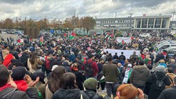 Pro-Palästina-Demonstranten in Dortmund auf der Demo mit Transparenten und Palästina-Flaggen