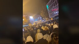Frauen und Männer getrennt bei der pro-palästinensischen Demo in Essen