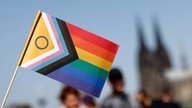 Die Progress-Pride-Flag vor dem Kölner Dom