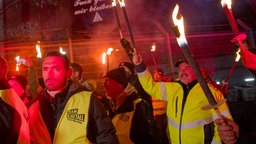 Protest von Mitarbeitern vor dem Fordwerk in Köln