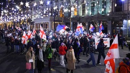 Demonstranten protestieren Iin Georgien auf der Straße gegen die Wahl des neuen Präsidenten