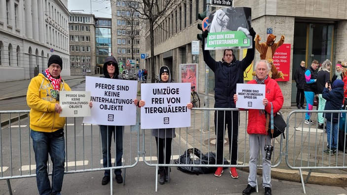 Am Graf-Adolf-Platz in Düsseldorf protestiert eine kleine Gruppe der Tierschutzorganisation PETA gegen Tiere in Brauchtumsumzügen