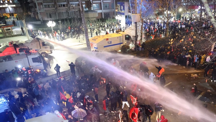 Wasserwerfer der Polizei zielen auf die Protestler in Ankara