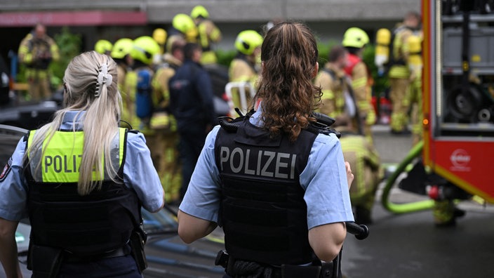 Eine Explosion in einem Wohnhaus verletzt Polizisten und Feuerwehr