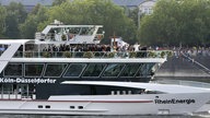 Papst Benedikt XVI. (Joseph Ratzinger) winkt während der Fahrt auf dem Schiff "RheinEnergie" der KD den Pilgern an den Ufern zu, 18.08.2005